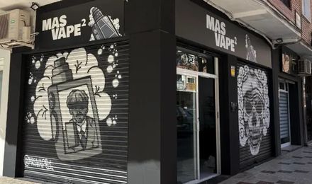 Fachada de MASVAPE La Paz en la calle Schubert, con las persianas pintadas