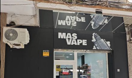 Fachada de MASVAPE La Paloma, en Av. de la Paloma, 46, con el rótulo sobre fondo negro