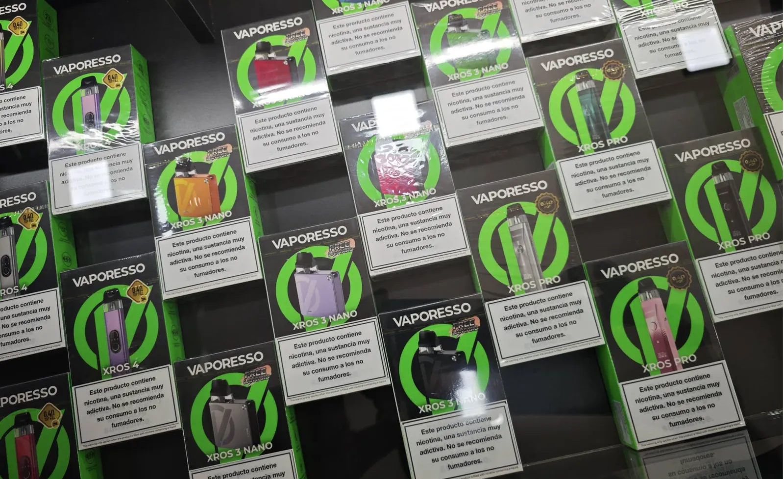 Expositor de la tienda MASVAPE con producto colocado en filas